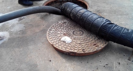 Mànega de la cuba treballant en una arqueta