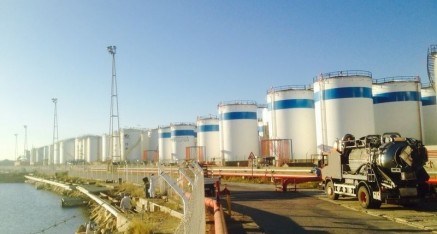 Camió cuba en una neteja industrial